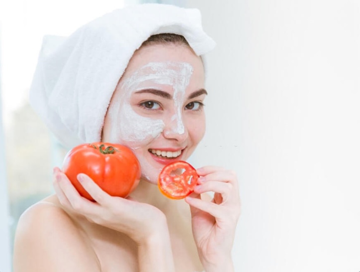 Không chỉ là một loại thực phẩm bổ dưỡng, các vitamin A, vitamin C, vitamin E, kali, sắt và các thành phần khác có trong cà chua còn rất hiệu quả trong việc chăm sóc da hàng ngày.